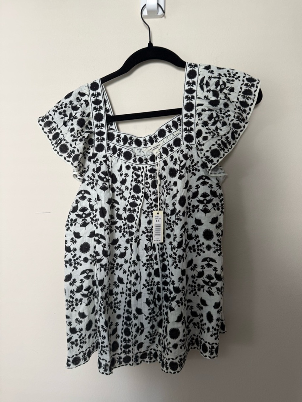 Max Studio Black & White Floral Flutter-Sleeve Tunic